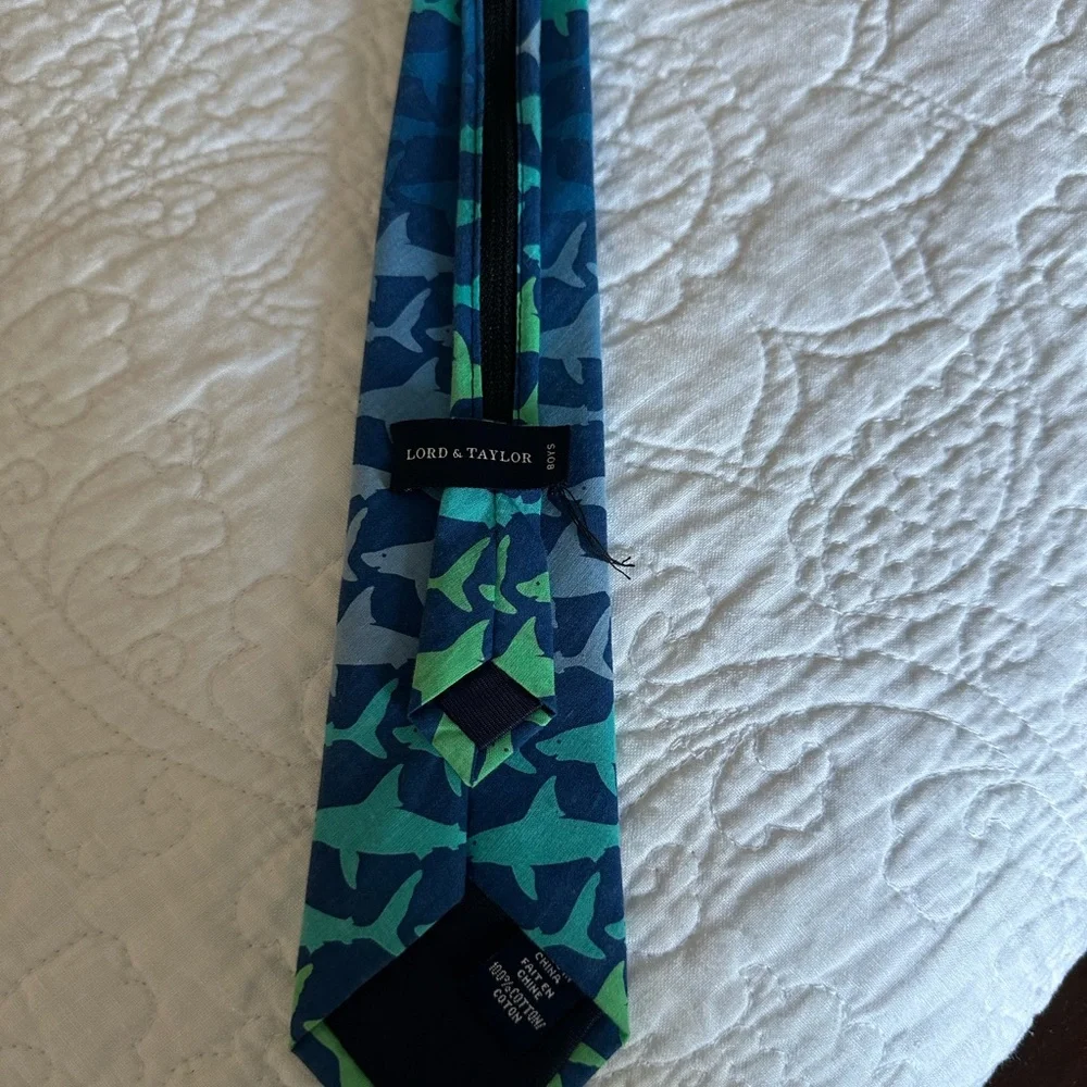Lord and Taylor Blue and Green Shark Pattern Tie super cool casual 4-8 yrs old
